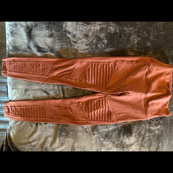 High-Waist Alo Moto Earth - Picture 5 of 9